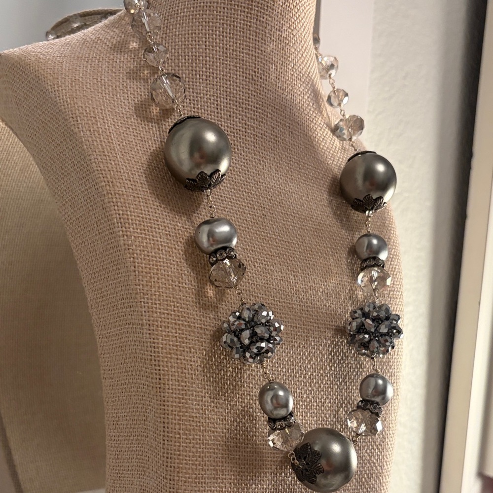 Stunning Silver and Crystal Necklace - Picture 4 of 7